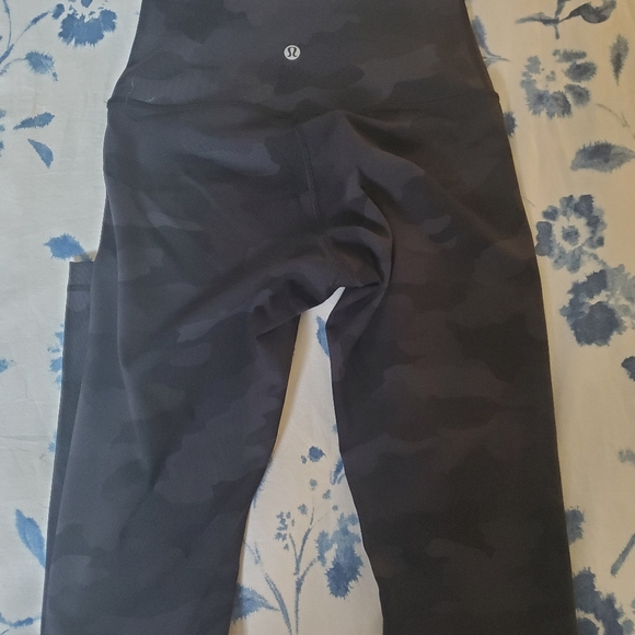 Lululemon Leggings Size 4 ( gray camouflage) - Picture 4 of 4